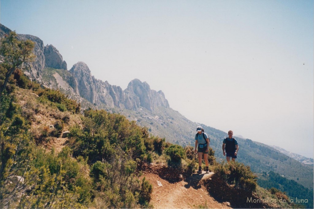 Delante Zaida y Antonio Cuartero con el resto de la cresta y cima de Bérnia detrás